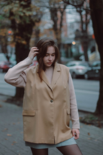 Однобортный удлиненный жилет-пиджак цвета беж