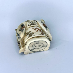 Нэцкэ Дзюродзин с огромным священным карпом и веером