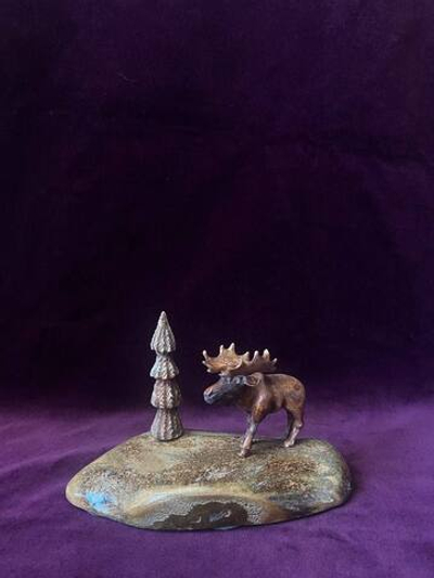 Лось в лесу