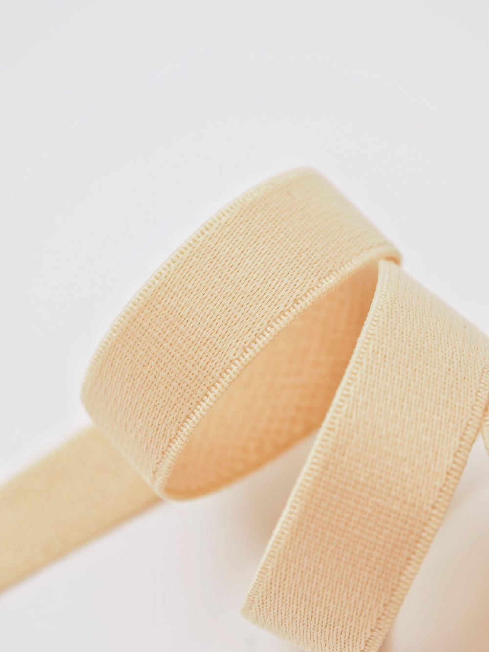 Резинка бретелечная бежевая глянцевая ширина 10 мм