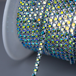 Стразовая цепь дуохромная, 2мм, синий кристалл с зеленым напылением в серебристых цапах