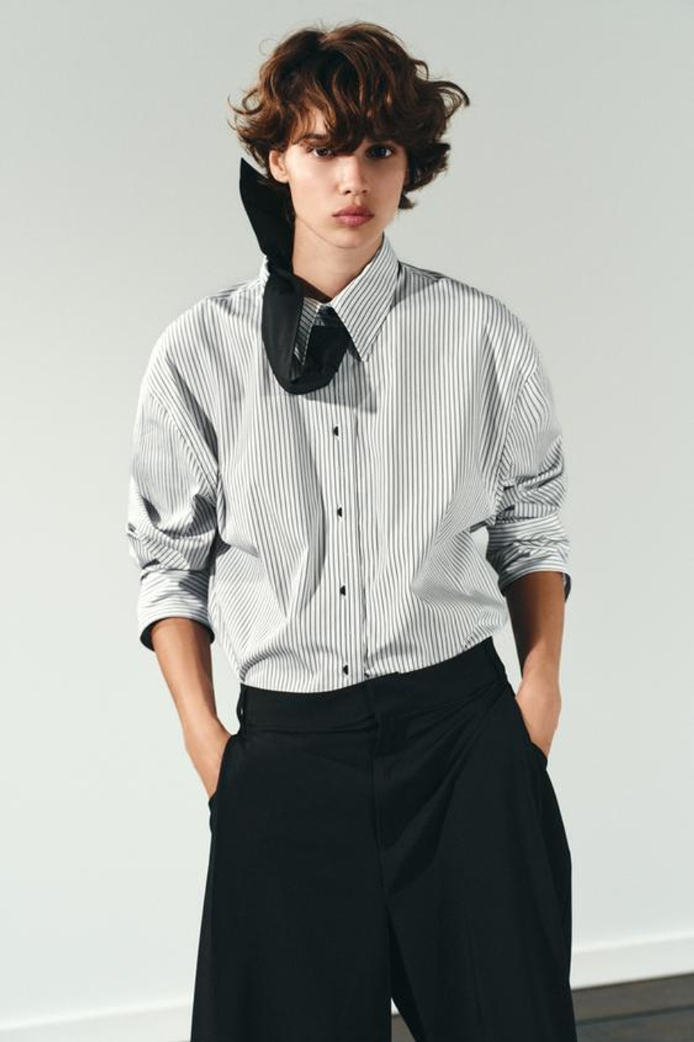 ZARА ДЛИННЫЕ БЕРМУДЫ СО СКЛАДКАМИ, ЧЕРНЫЙ