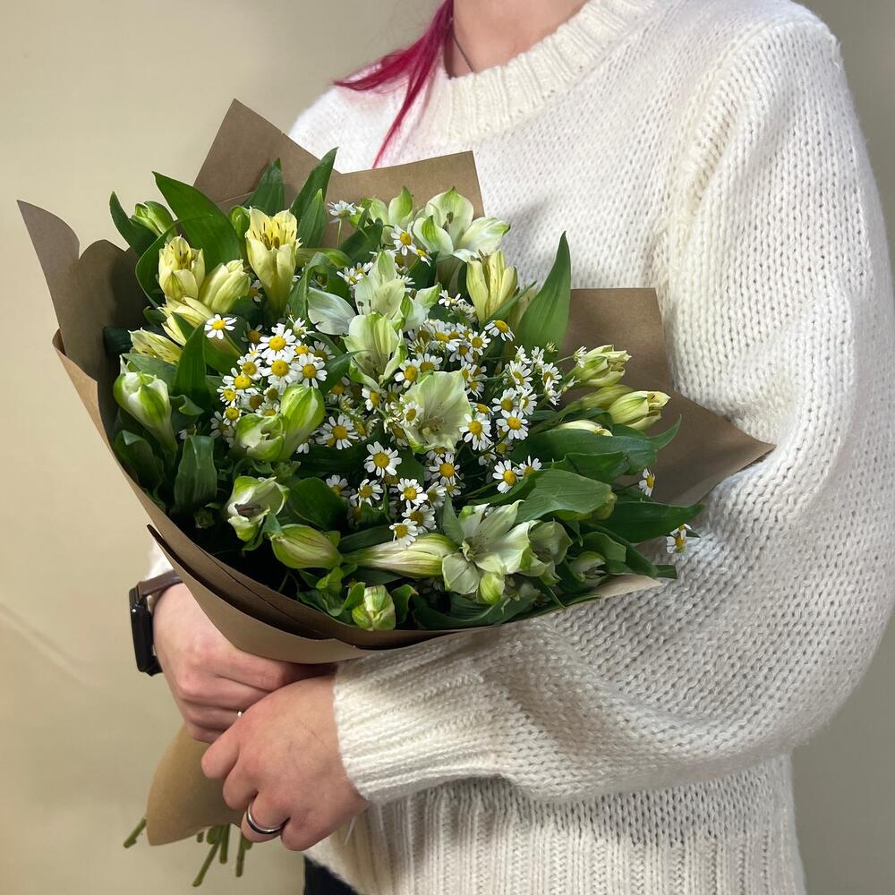 Букет полевых цветов из ромашек и альстромерий