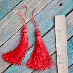 Кисточка подвеска для сердца шелковая красная