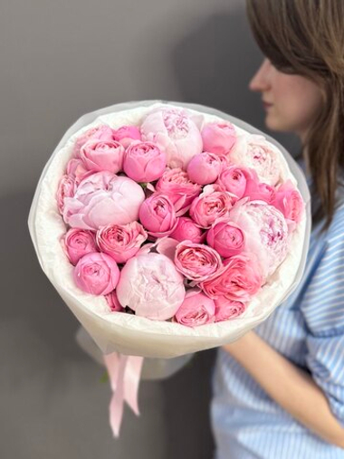 Букет с кустовых пионовидных роз "Силва Пинк" и пионов