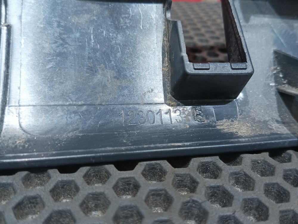 Накладка сиденья левая 2018г