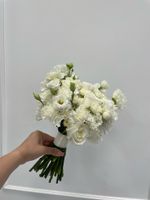 Свадебный букет из одноголовых роз, лизиантуса и диантусов