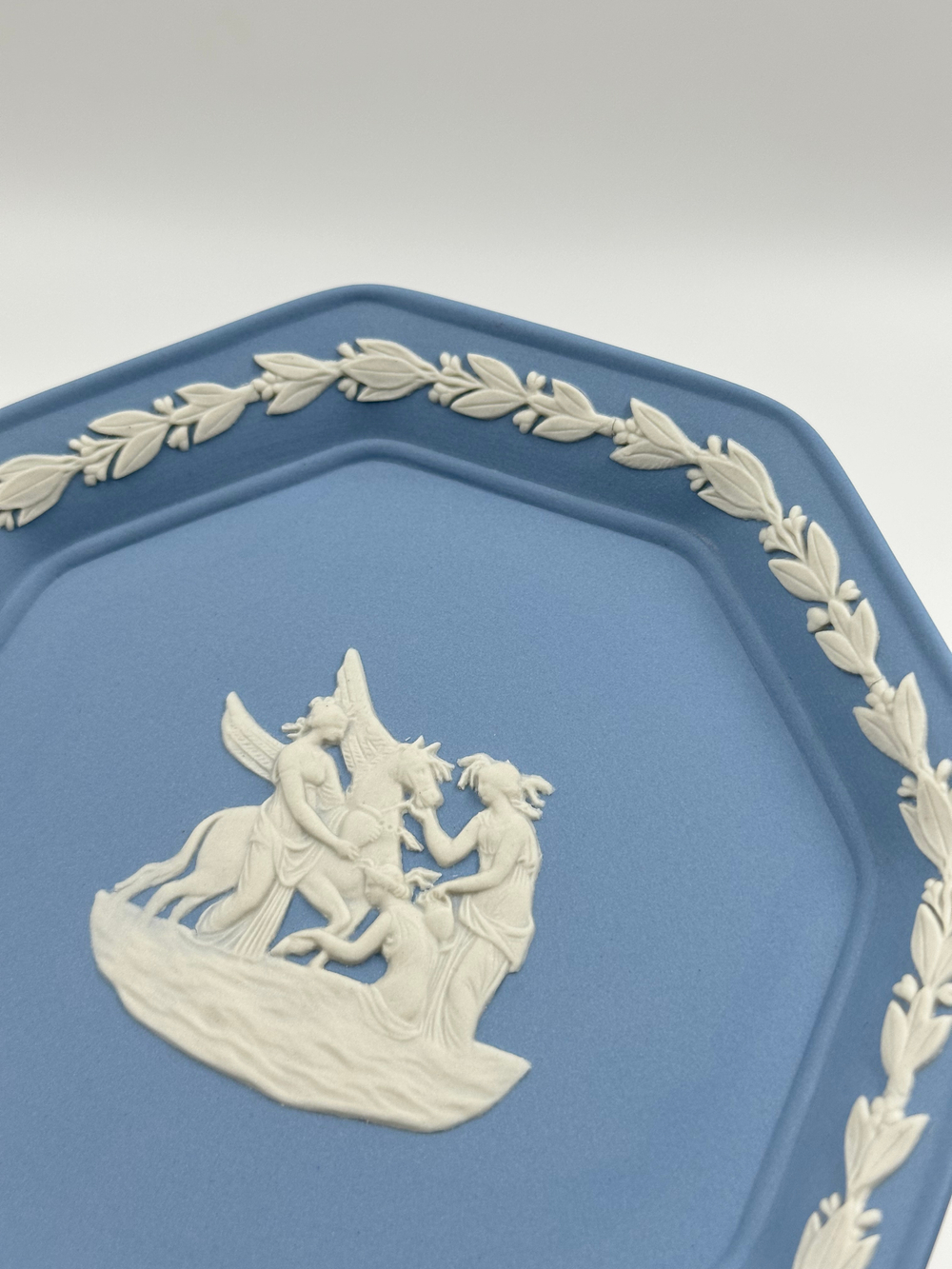 Тарелка декоративная Wedgwood голубая