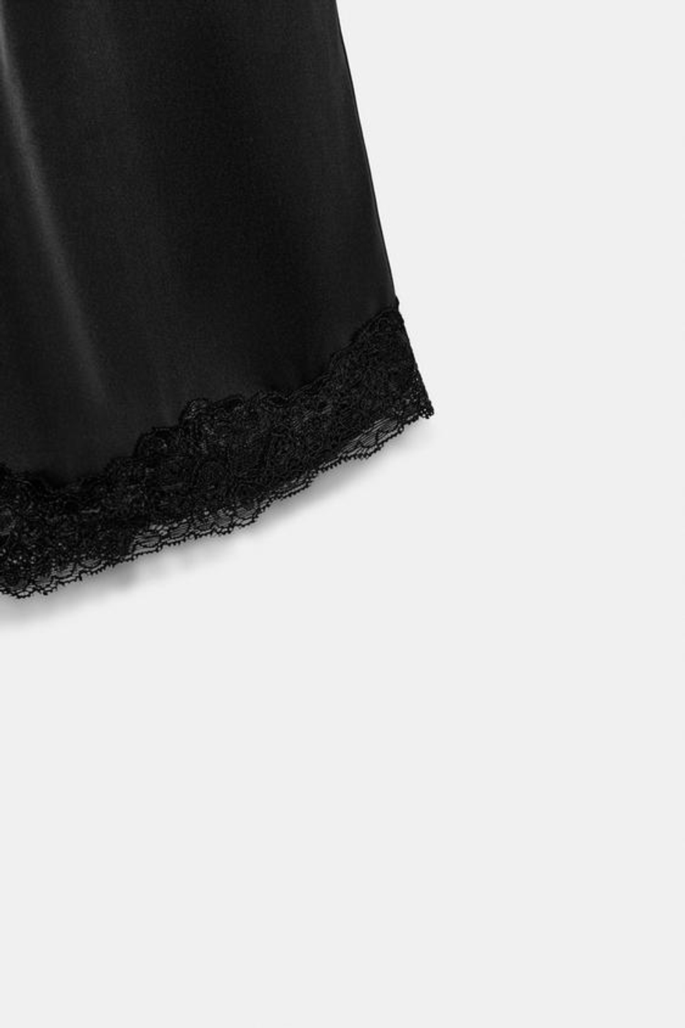 ZARA АТЛАСНЫЕ МИНИ-ШОРТЫ С КРУЖЕВОМ, ЧЕРНЫЙ
