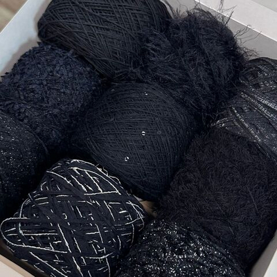 Набор летний итальянской фантазийной пряжи для футболки, джемпера "ЧЕРНЫЙ ЛЕБЕДЬ"; Состав: хлопок, шелк, пайетки, вискоза, люрекс, микрофибра. Общий вес: 550 гр