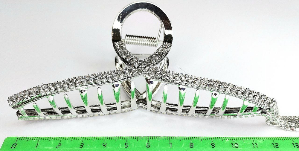 Блестящий краб-зажим для волос. Петля усиленная с двумя полосками из страз и подвесками. Цвет серебро.