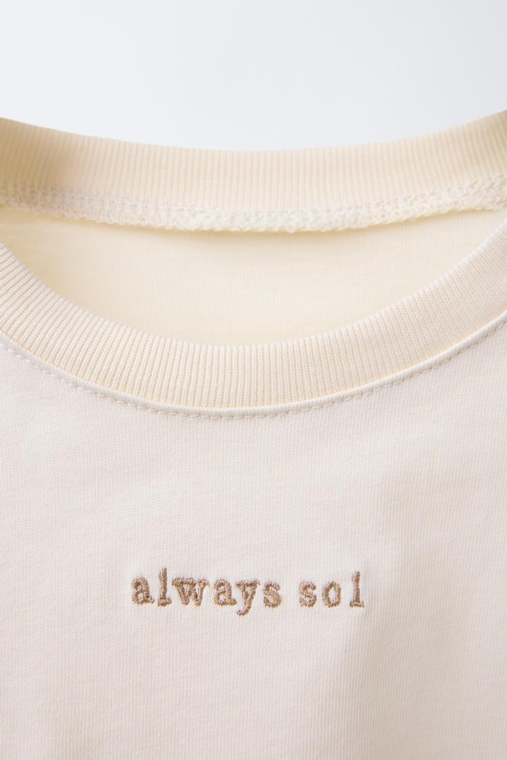 ZARA ФУТБОЛКА С ВЫШИТОЙ НАДПИСЬЮ, СВЕТЛО-БЕЖЕВЫЙ