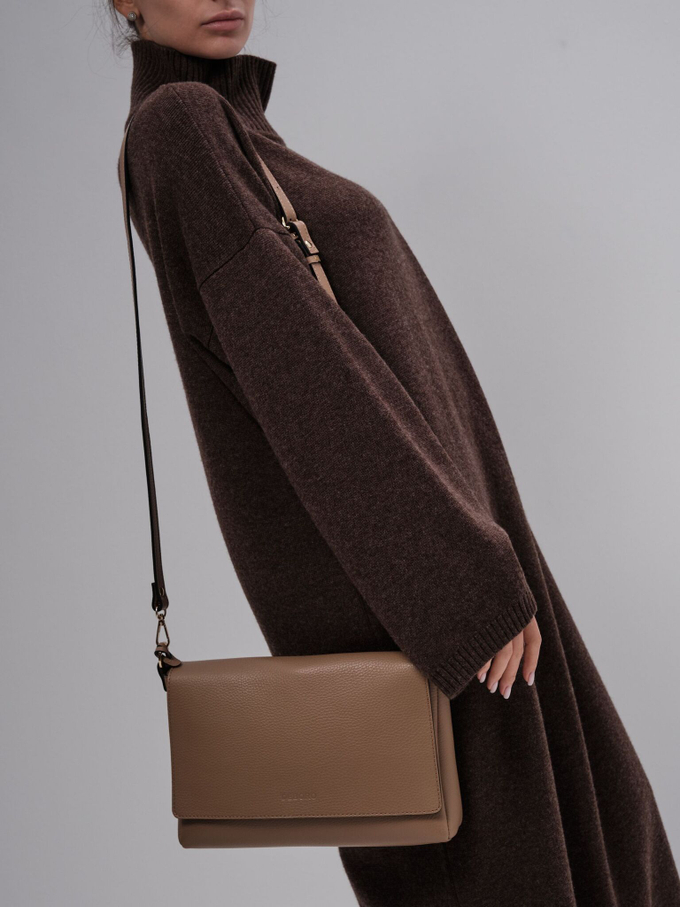 Сумка кожаная на плечо бежевая