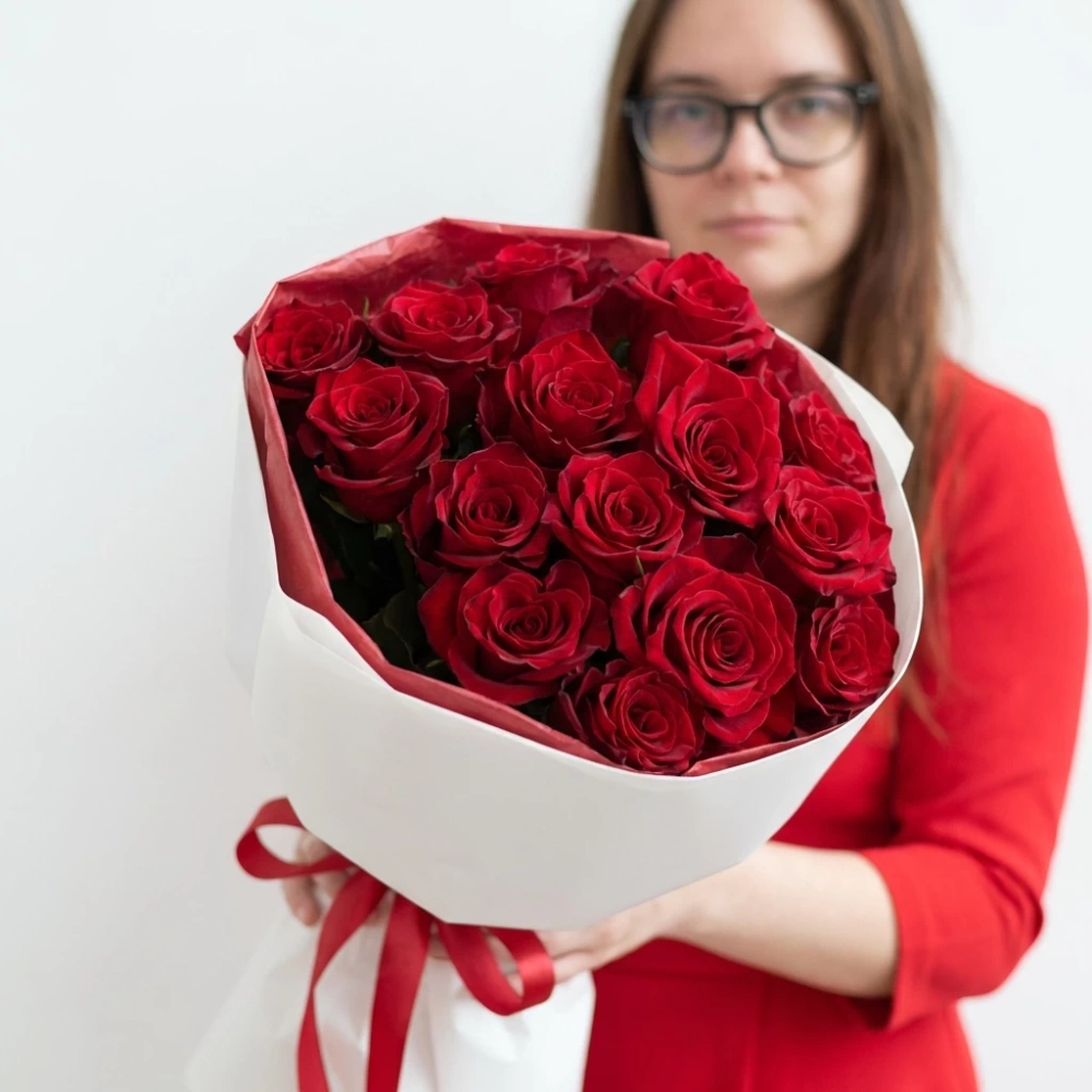 Букет Рубин из 15 красных роз сорта Эксплорер