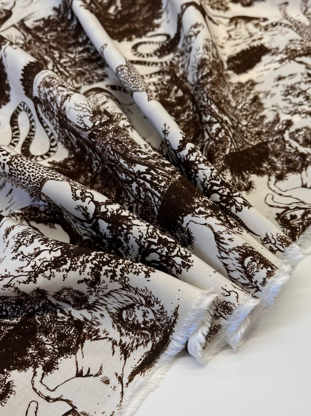 Вискоза Dior молочная с шоколадным дизайнерским принтом