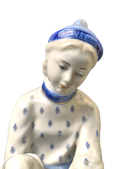 Фарфоровая статуэтка "Конькобежка" Гжель