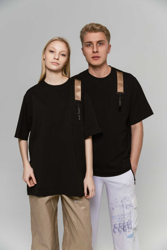 Футболка оверсайз "Та самая счастливая футболка", цвет черный / золотистый