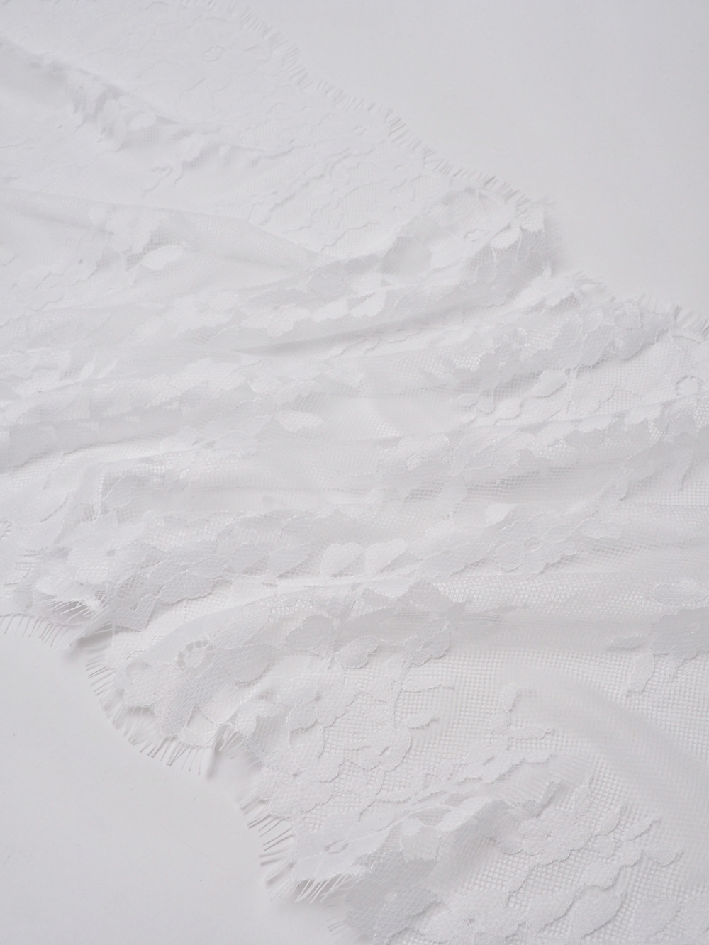 Кружево шантильи белое неэластичное ширина 32 см длина 0.9 м