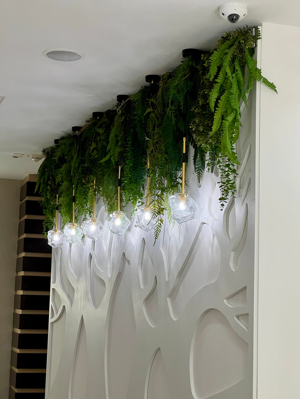 Озеленение искусственными растениями отеля « Бридж Резорт» г.Сочи