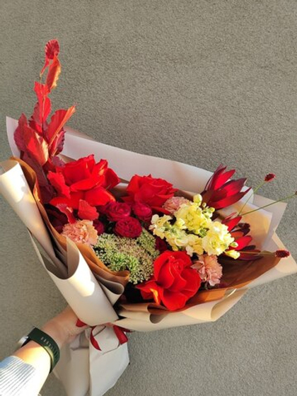 Осенний букет в красных тонах с французской розой