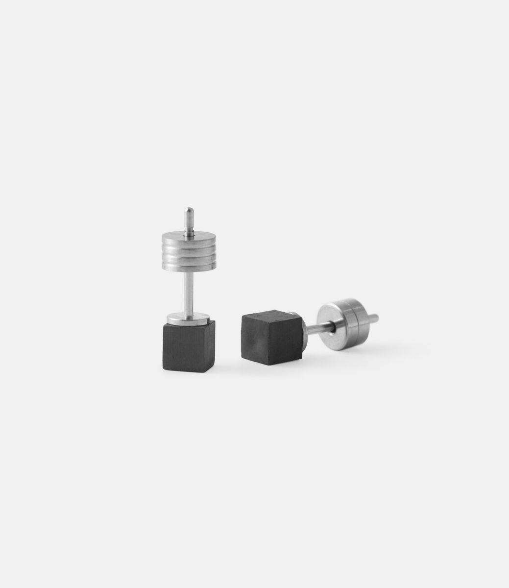 22 Studio Cube Dark Grey — серьги из бетона