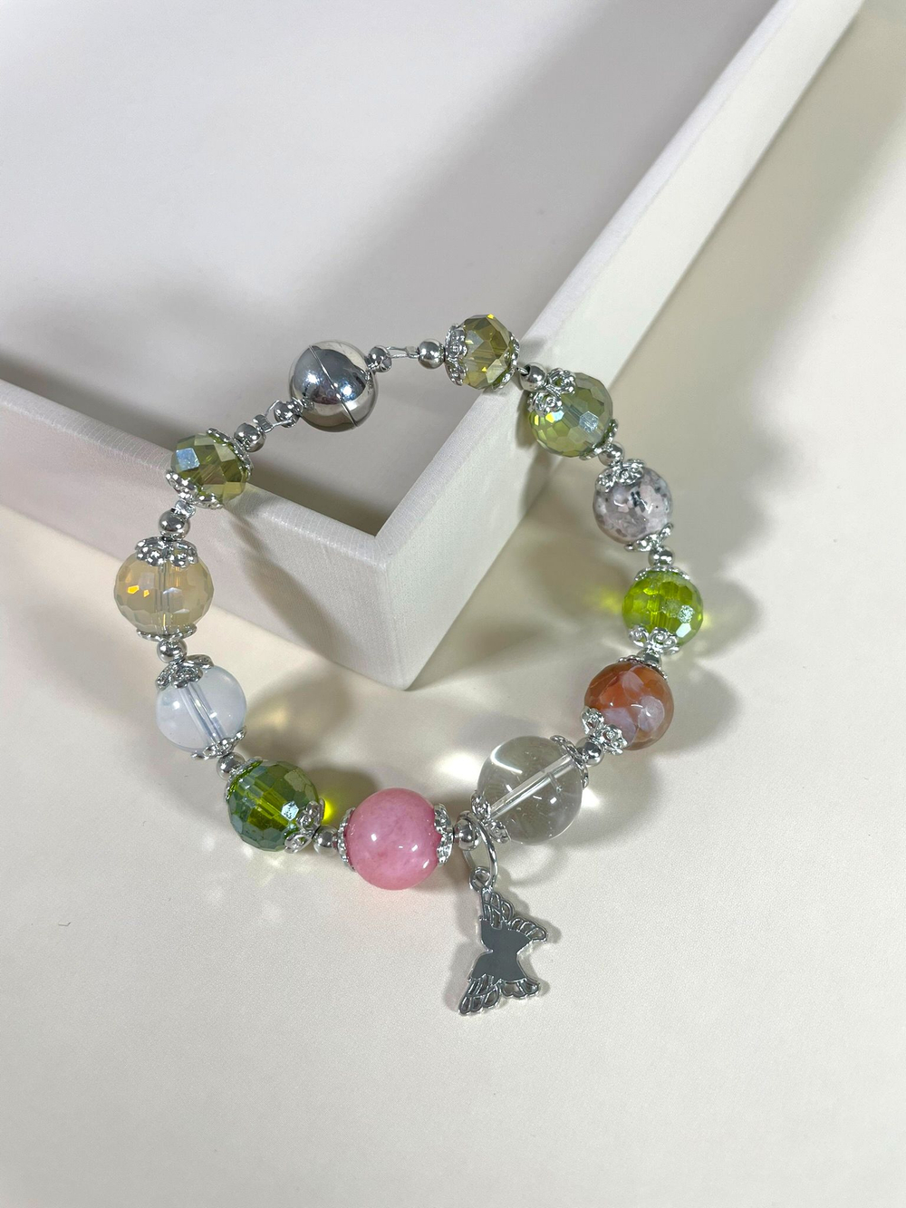 Браслет из бусин с магнитной застежкой