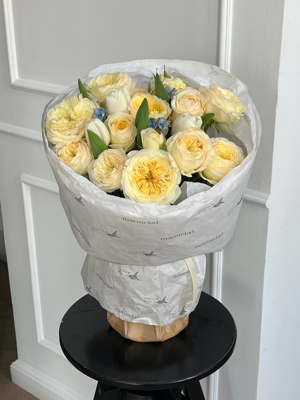 Букет сборный со светло-желтой кустовой пионовидной розой и тюльпанами