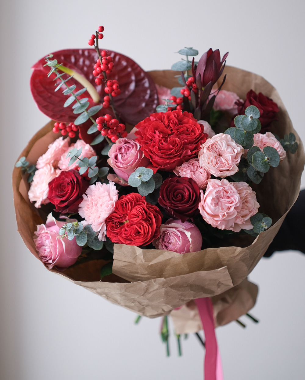 Букет с антуриумом, пионовидными розами Ред и Пинк Монстр и илексом