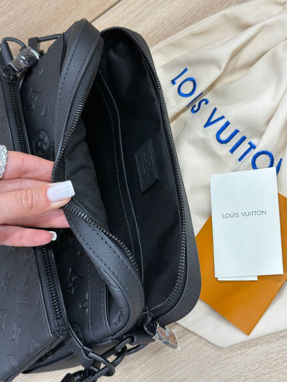 Сумка-мессенджер Louis Vuitton