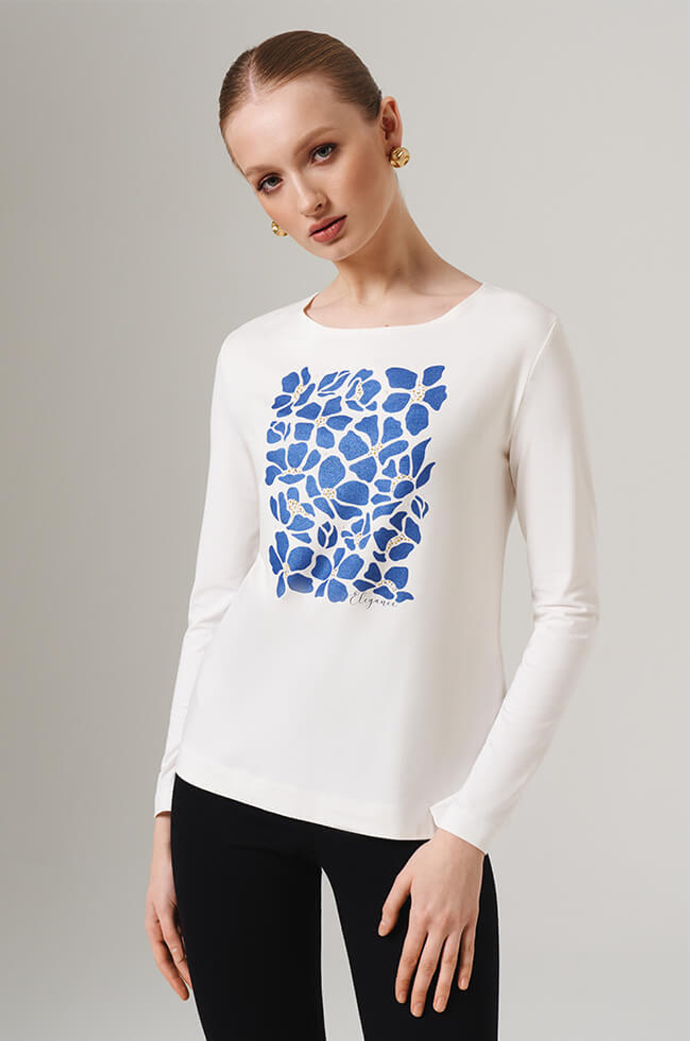 23124 Лонгслив женский (молочный с синей печатью)