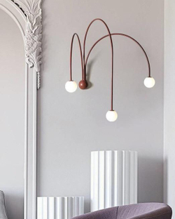 Стильное настенное бра с изящными дугообразными держателями и матовыми шарообразными плафонами.