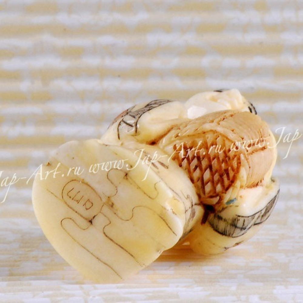 Нэцкэ Человек с клеткой в руках