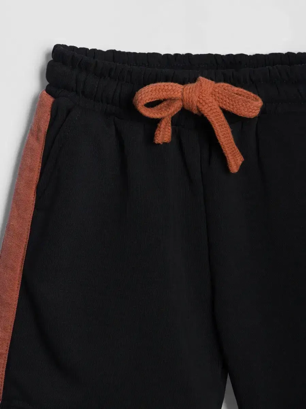 Спортивные шорты для мальчика на лето