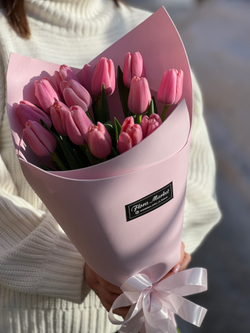 Нежный букет из розовых тюльпанов в элегантном оформлении от Флора Маркет