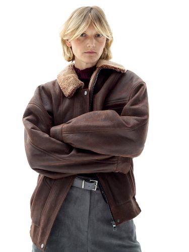 Коричневая кожаная оверсайз дубленка с отложным воротником