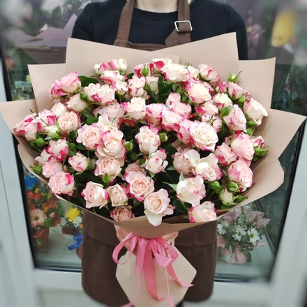 Букет из 13 кустовых роз сорта "Reflex"