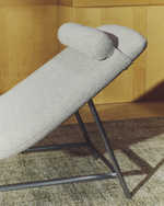 Кушетка Osla из бежевого шенилла с ножками из стали