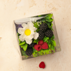 Букет с ягодами в коробке