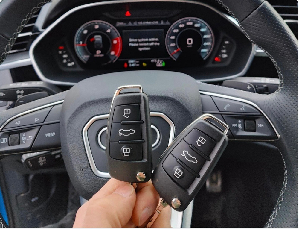 Ключ с кейлесс на Audi Q3 2022 года /от