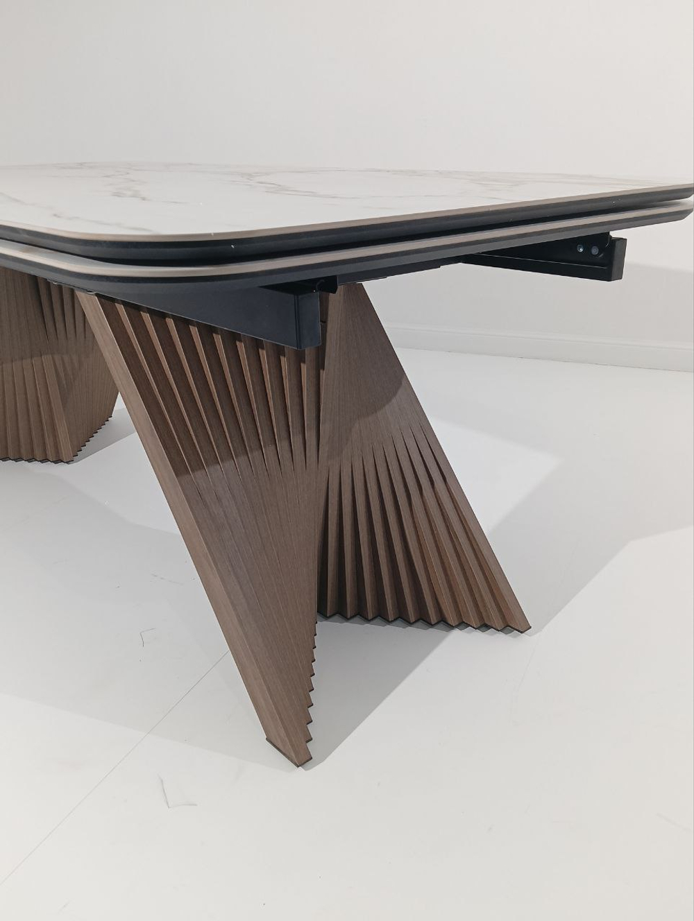 Стол М-City DISAUR Манхэттен 200 Светлый Беж ( Drac Cold Xlim), керамика, Орех Карни Натуральный