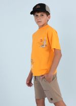 футболка с шортами и бейсболкой