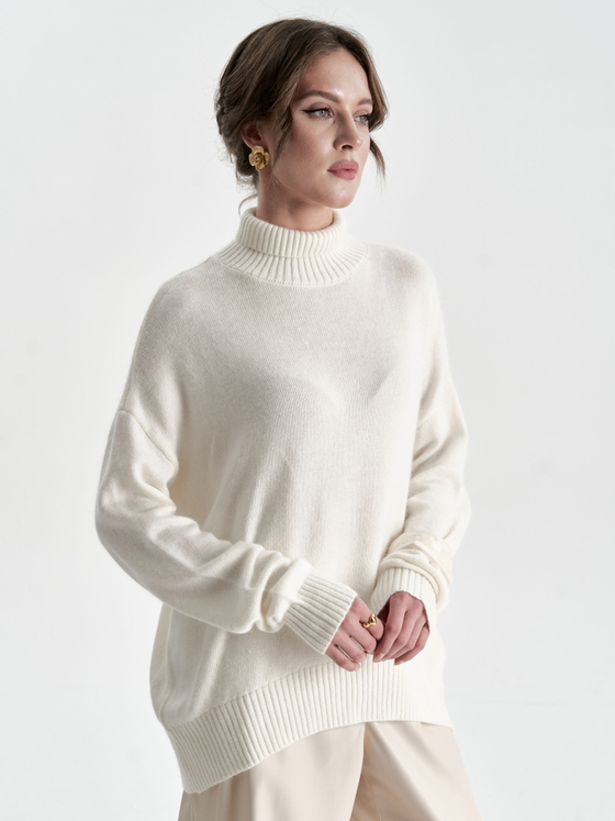 Свитер из мериноса и кашемира с горлом в белом цвете