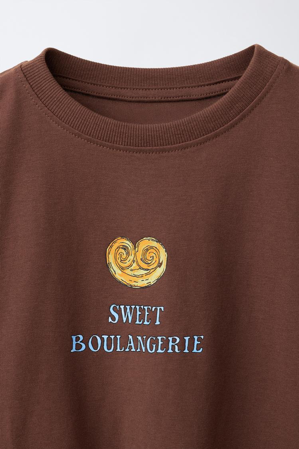 ZARA ФУТБОЛКА С ПРИНТОМ, КОРИЧНЕВЫЙ