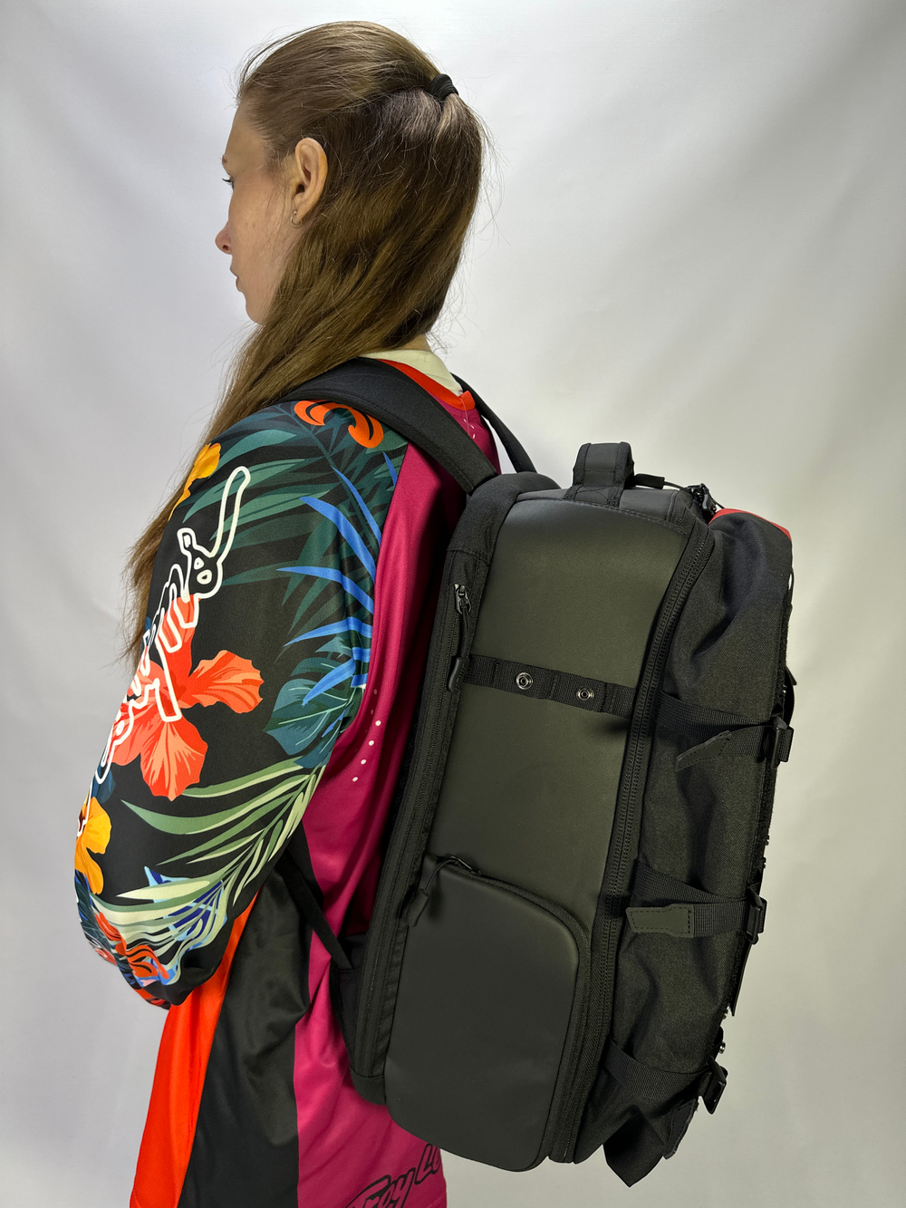 Рюкзак USWE Buddy 40L Athelete Gear Pack, Carbon Black