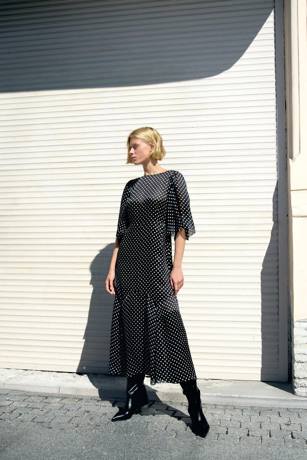 Платье с вырезом волан