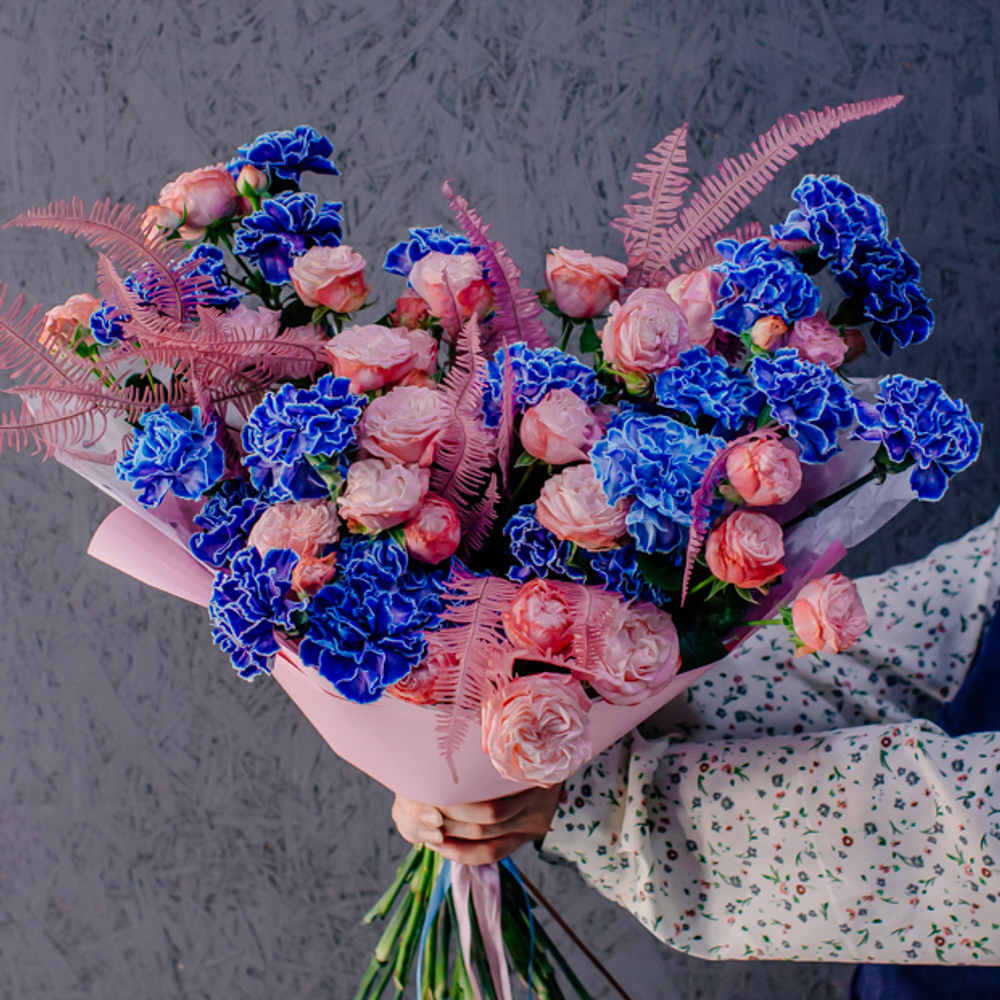 77. Необычный дизайнерский букет с синими диантусами и кустовой пионовидной розой
