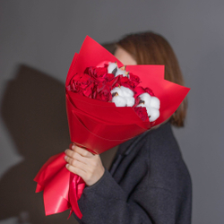 Букет цветов 9 роз Кения 40 см с хлопком в пленке красные