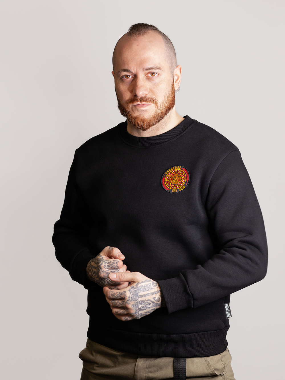 Свитшот Варгградъ мужской чёрный с шевроном «Сердитое солнце» с начёсом