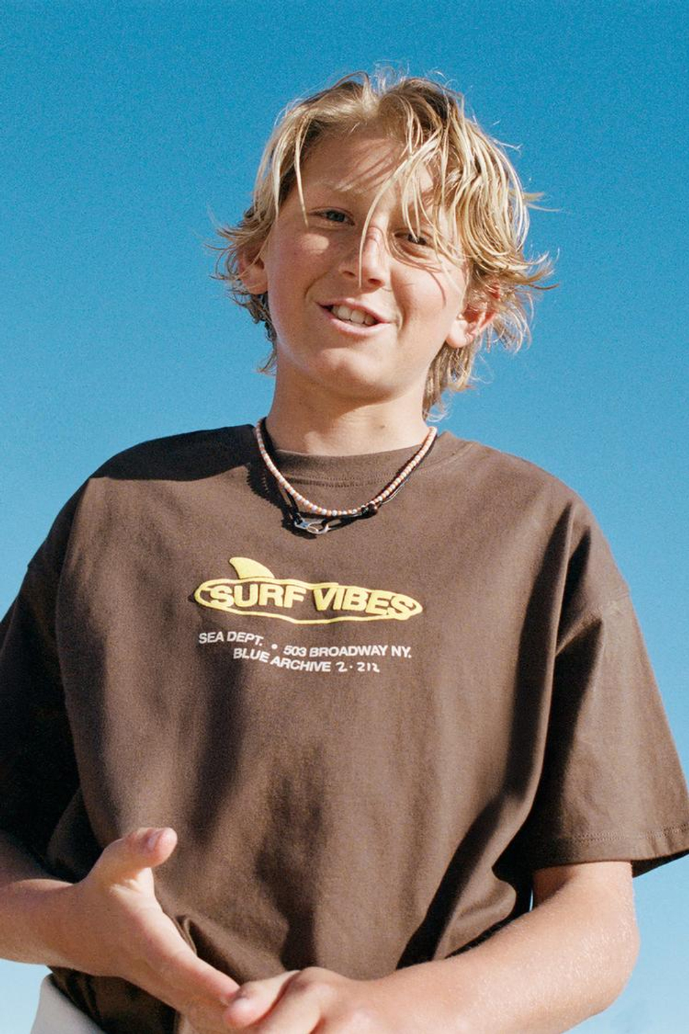 ZARA ФУТБОЛКА С РЕЛЬЕФНЫМ ПРИНТОМ SURF VIBES, КОРИЧНЕВЫЙ