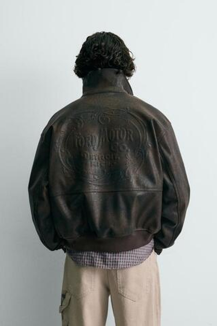 ZARA Х FORD БОМБЕР ИЗ ИСКУССТВЕННОЙ КОЖИ С ТИСНЕНИЕМ, КОРИЧНЕВЫЙ